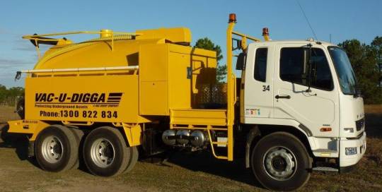 2012 Mitsubishi Fighter Vacuum Truck for hire