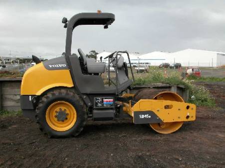 Volvo 16 Tonne Smooth Drum Roller for hire