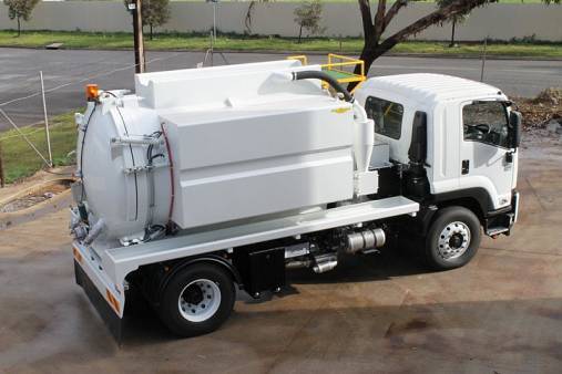 11,000 + Litre Industrial Vacuum / Hydro-Excavation Truck for hire