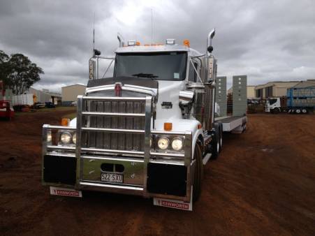 Kenworth Prime Mover with Tri-axle Float