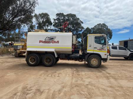 PC133 - Hino Water Truck
